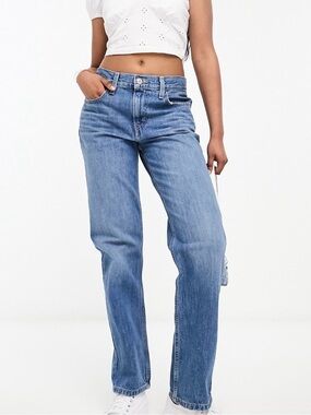 Levi's Straight Leg Women's Jeans in Medium Blue